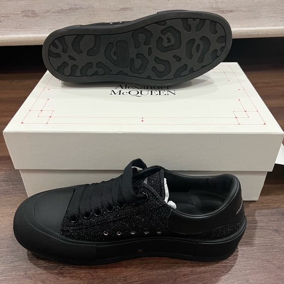 Alexander McQueen - Picture 3 of 4